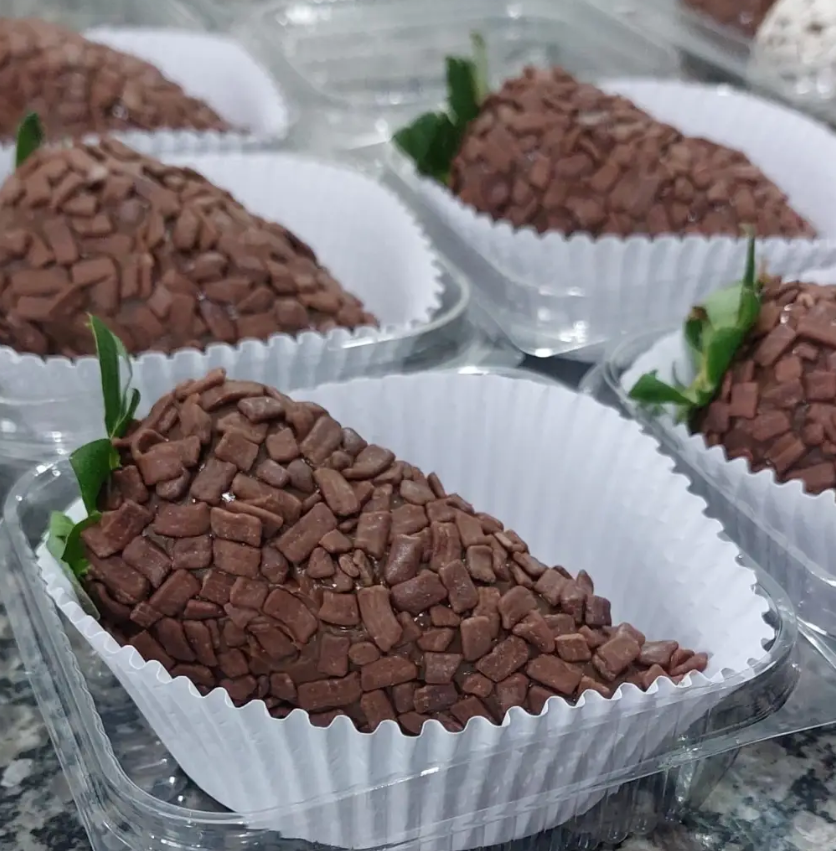 Coxinhas de morango com chocolate